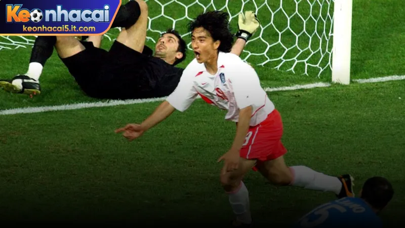 Ahn Jung Hwan ghi bàn thắng vàng bóng đá tại World Cup 2002