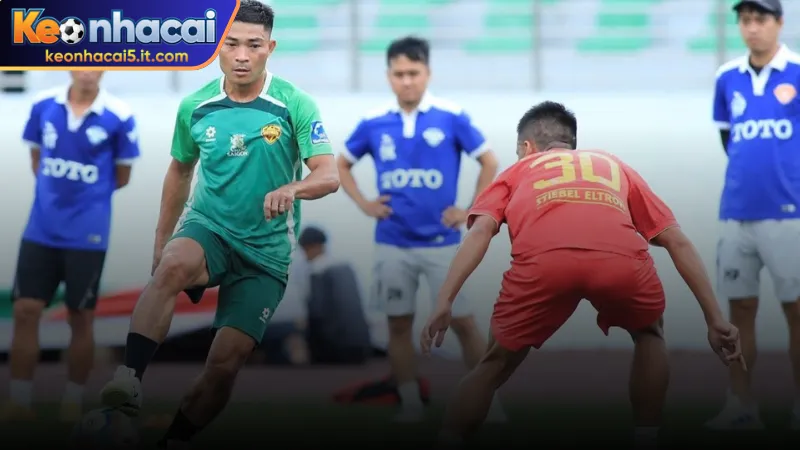 Hậu vệ thòng sân 7 người xử lý tình huống 1 chọi 1